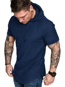 Detailansicht der dunkelblauen Slub-Stoffstruktur bei einem Herren-Kurzarm-Kapuzenshirt