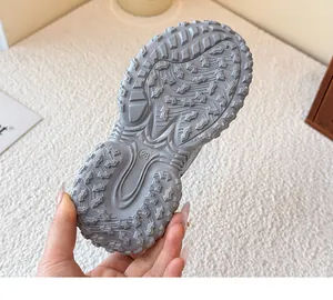 Detaillierte Nahaufnahme der rutschfesten grauen Gummisohle für Kindersportsandalen