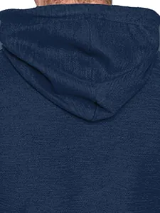 Detaillierte Nahaufnahme eines dunkelblauen Kapuzenpullovers mit Slub-Gewebe-Textur