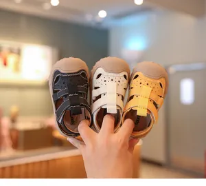 Detailansicht von drei Paaren geschlossener Babysandalen in den Farben Schwarz, Beige und Gelb