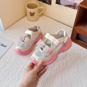 Rosafarbene und weiße atmungsaktive Mädchen-Sportsandalen mit Strassschleife