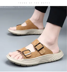 Sandales en daim marron pour hommes avec doubles boucles et semelles beiges épaisses, vue de profil