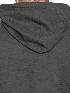 Detailansicht der dunkelgrauen Kapuze und des Slub-Jersey-Stoffs eines leichten Herren-Hoodies