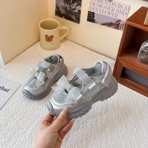 Graue atmungsaktive Mesh-Sandalen für Mädchen mit glitzernder Schleife und Klettverschluss