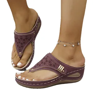 Eleganti infradito con zeppa prugna da donna con design traforato e suola spessa