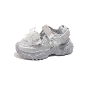 Silberne Mädchen-Sandalen aus Mesh mit Strass-Schleife und rutschfester dicker Sohle