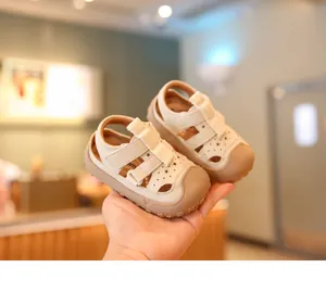 Cremebeige Baby-Sandalen mit Stern-Ausschnitten und Zehenschutz für Kleinkinder