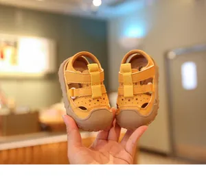 Gelbe Babysandalen mit Sternperforation und einer stoßfesten Gummizehenschutzkappe