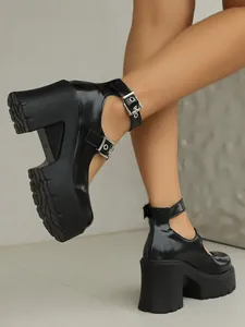 Dettaglio di scarpe Mary Jane nere con tacco largo e cinturini con fibbia alla moda.