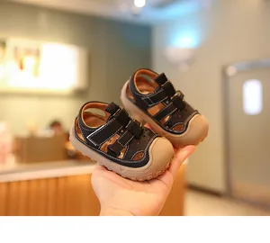 Detailansicht schwarzer Kleinkinder-Sandalen mit weichen Sohlen und Zehenschutz.