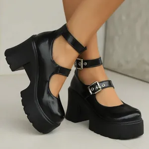 Primo piano di scarpe Mary Jane nere con plateau, tacco grosso e doppie fibbie