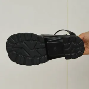 Dettaglio della suola in gomma antiscivolo per scarpe Mary Jane con plateau spesso