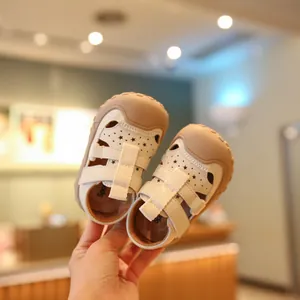Atmungsaktive Baby-Lauflern-Sandalen in Cremeweiß mit Sternen und Zehenschutz