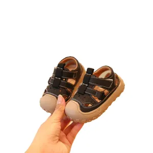 Bequeme braune Babysandalen mit weicher Sohle und geschlossener Zehenpartie