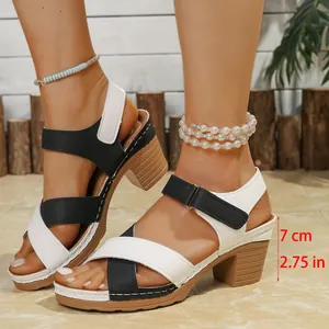 Vue détaillée des sandales à talons carrés noir et blanc avec talon de 7 cm et velcro