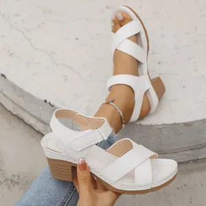 Sandales élégantes à talons épais blancs avec brides croisées et velcro pour femmes.