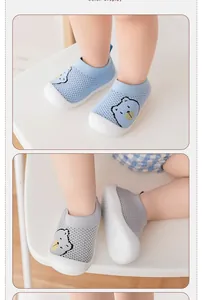 Chaussures de marche pour bébé à semelle souple avec motif ours en bleu et gris.