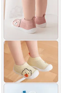 Détail de chaussures de marche pour bébé à semelle souple et motif d'ours mignon