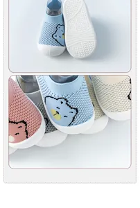 Gros plan sur les semelles souples antidérapantes et le tricot des chaussures bébé
