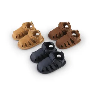 Tre paia di sandali per neonati in morbido camoscio nei colori beige, marrone e blu notte.