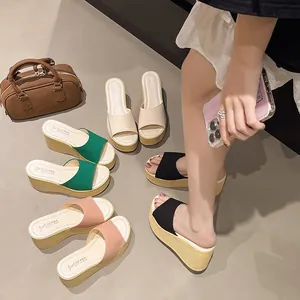Eleganti sandali con zeppa alta in vari colori per un look estivo moderno all'aperto