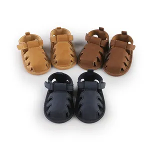 Dettaglio di tre paia di sandali per neonati con suola morbida in beige, marrone e blu.