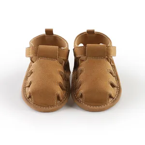 Vista frontale di sandali da passeggio per bambini in finto camoscio marrone con velcro