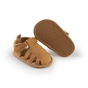 Dettaglio di scarpe primi passi marroni per neonati con suola antiscivolo e velcro.