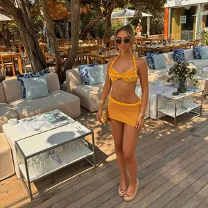 Set due pezzi in maglia gialla con top allacciato al collo perlato e minigonna