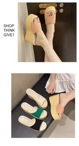 Eleganti sandali con zeppa e plateau in vari colori presentati in un contesto