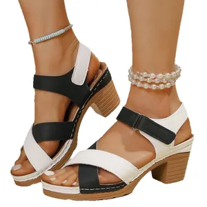 Sandales chics bicolores noir et blanc à talons blocs et brides velcro confortables.
