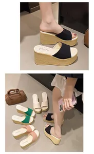 Dettaglio di eleganti ciabatte con zeppa e suole in corda intrecciata in vari colori.