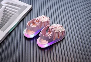 Detailansicht der rosa LED-Leuchtsandalen für Kleinkinder mit Blumen und Perlendekor