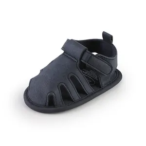 Dettaglio ravvicinato di sandali primi passi blu navy per neonati con chiusura a strappo