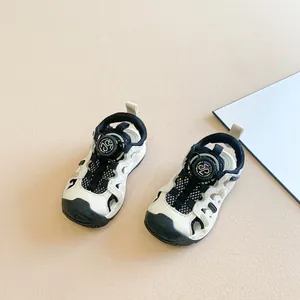 Detail of children's closed-toe sandals with adjustable knob buckle system