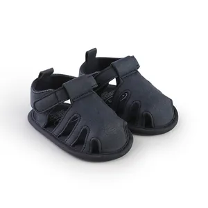 Primo piano di sandali primi passi per neonati blu navy traspiranti con velcro