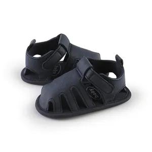 Dettaglio dei sandali primi passi per neonati blu scuro con chiusura a velcro