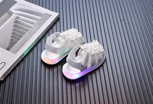 Weiße Kleinkindersandalen für Mädchen mit LED-Licht und Blumendetail