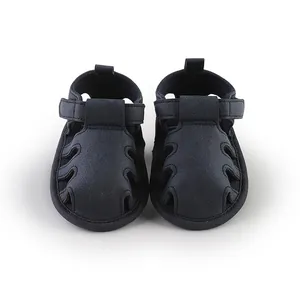 Vista frontale di scarpe primi passi blu scuro con suola morbida per neonati 0-1 anni