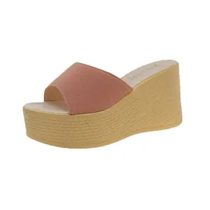 Eleganti sandali con zeppa rosa e suola platform con trama intrecciata per un look estivo