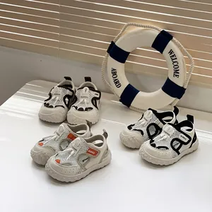 Vue détaillée de trois paires de sandales pour bébé en maille respirante à bout fermé
