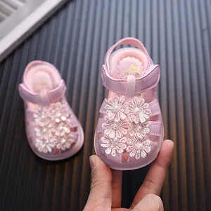 Rosa Baby-Mädchen-Sandalen mit dekorativen Blumen und weicher Sohle für Kleinkinder
