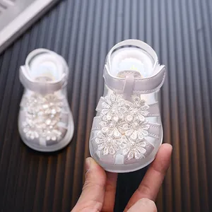Elegante weiße Blumen-Sandalen für Baby-Mädchen mit weichen Sohlen und LED-Lichtern