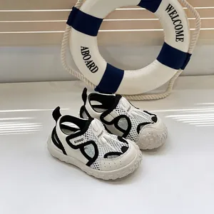 Détail de chaussures de marche bébé en mesh respirant avec bout protecteur