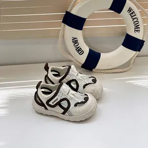 Vue détaillée de sandales d'apprentissage respirantes en mesh avec semelle souple enfant
