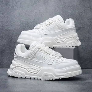 Sneakers chunky bianche da uomo con suole spesse a piattaforma per uno stile casual.