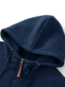 Detalle de sudadera con capucha y cremallera de forro polar azul para hombre con cuero.
