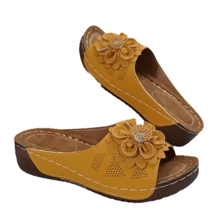 Elegantes sandalias de cuña amarillas para mujer con diseño floral y plataforma
