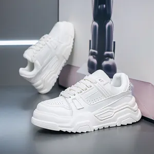 Vista dettagliata di sneakers bianche chunky da uomo con spessa suola a strati e design alla moda