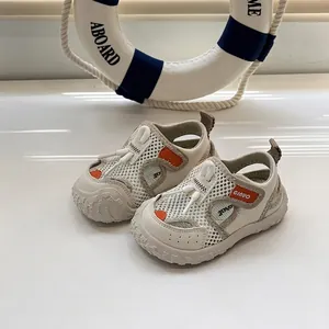 Gros plan de chaussures de marche respirantes en mesh pour bébés avec semelle souple